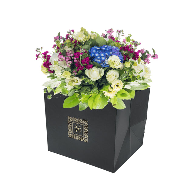 Pungă hârtie NEAGRĂ (cu model auriu) pentru flori cu mânere din saten 23 x 20(H) x 20cm