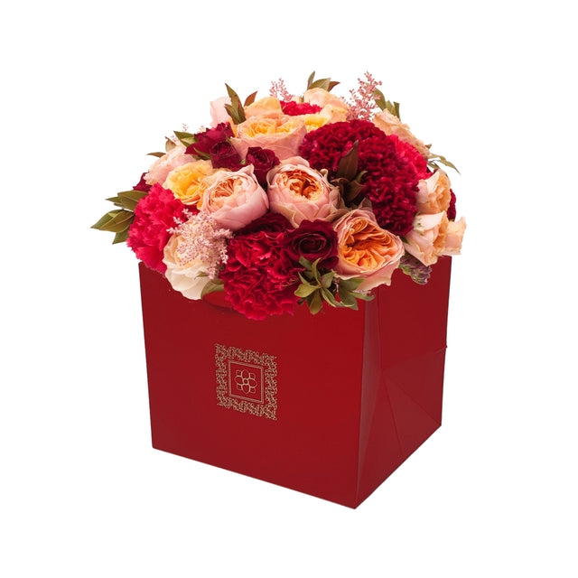 Pungă hârtie ROȘIE (cu model auriu) pentru flori cu mânere din saten 23 x 20(H) x 20cm