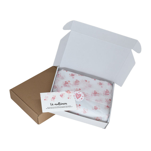 Hârtie de mătase model love Patchwork Hearts, în cutie de transport cu sticker autocolant și thank you card, 17g/m² – dimensiune 50x75 cm