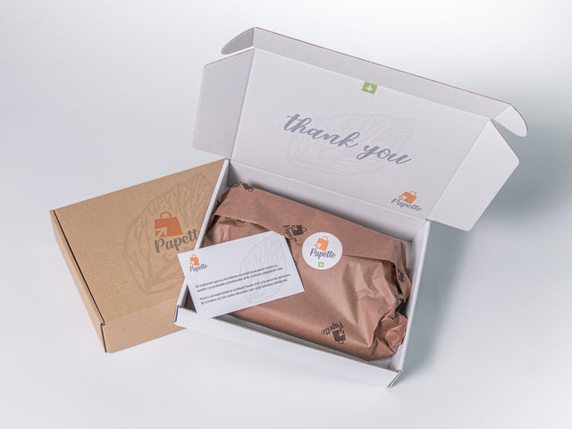 Hârtie de mătase personalizată maro, aranjată într-o cutie de transport si thank you card, 28g/m² – dimensiune 50x75cm