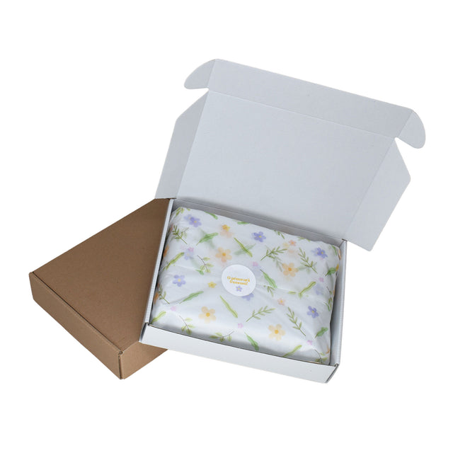 Sticker model Floral Soft Meadow 7b, ambalat într-o cutie de transport cu hartie de matase floral 17g/m² – dimensiune 50x75cm