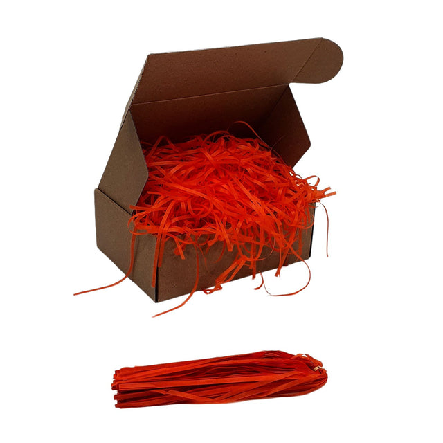 Umplutură din hârtie de mătase roșie expusă într-o cutie cadou natur