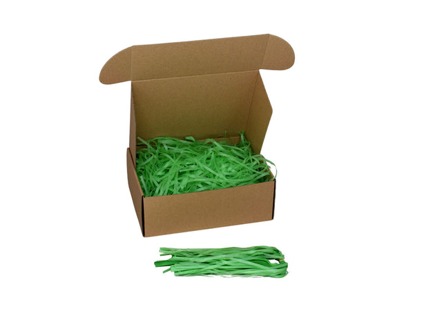 Umplutură din hârtie de mătase verde deschis expusă într-o cutie cadou natur