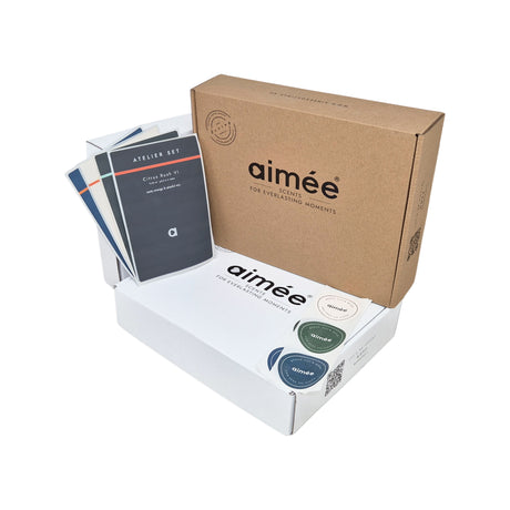 Cutii de transport albă sau natur cu autoformare și sticker sigiliu personalizat aplicat pe capac