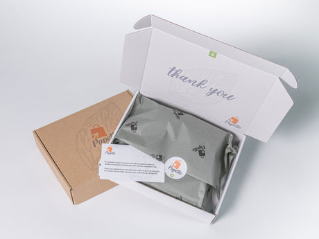 Hârtie de mătase personalizată gri, aranjată într-o cutie de transport si thank you card, 28g/m² – dimensiune 50x75cm