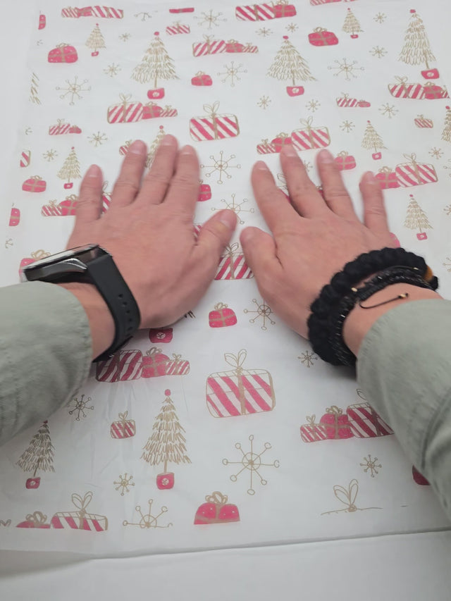 Impachetare Hârtie de mătase model Crăciun Santa's Gift Lab, 17 g/m² – dimensiune 50x75cm