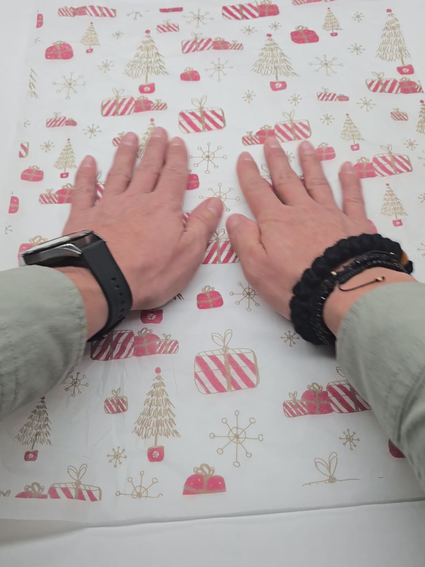 Impachetare Hârtie de mătase model Crăciun Santa's Gift Lab, 17 g/m² – dimensiune 50x75cm