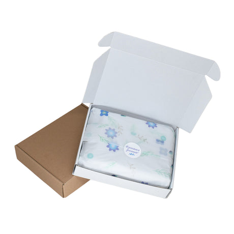 Sticker model Floral Blue Meadow 1B, ambalat într-o cutie de transport cu hartie de matase 17g/m² – dimensiune 50x75cm