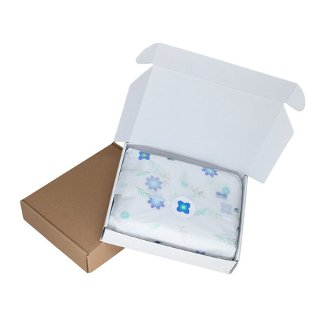 Sticker model Floral Blue Meadow 1C, ambalat într-o cutie de transport cu hartie de matase 17g/m² – dimensiune 50x75cm