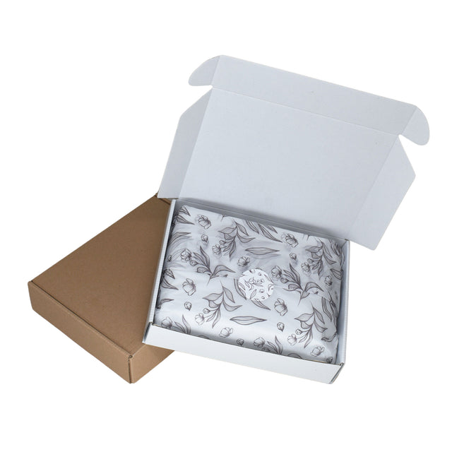 Sticker model Floral Butterfly Whisper 16b, ambalat într-o cutie de transport cu hartie de matase floral 17g/m² – dimensiune 50x75cm