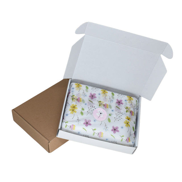 Sticker model Floral Garden Joy 8c, ambalat într-o cutie de transport cu hartie de matase floral 17g/m² – dimensiune 50x75cm