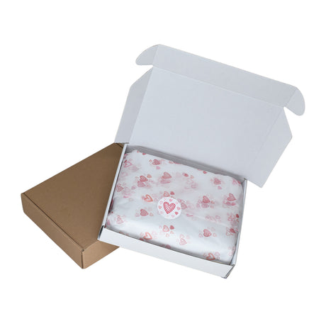 Sticker model Love Patchwork Hearts 4a, ambalat într-o cutie de transport cu hartie de matase floral 17g/m² – dimensiune 50x75cm