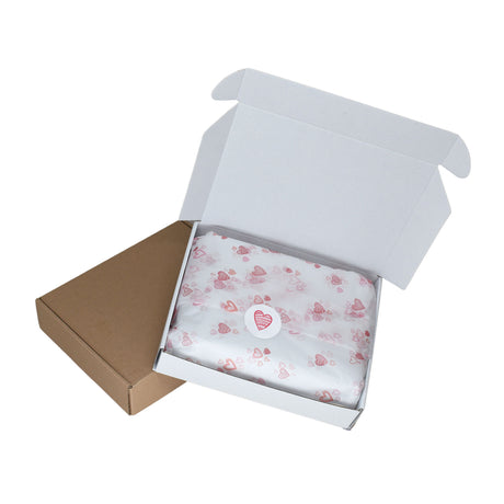 Sticker model Love Patchwork Hearts 4b, ambalat într-o cutie de transport cu hartie de matase floral 17g/m² – dimensiune 50x75cm