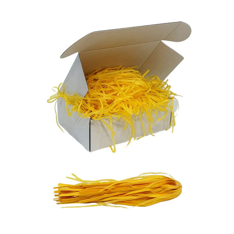 Umplutură din hârtie de mătase galbena expusă într-o cutie cadou albă