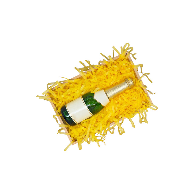 Umplutură din hârtie de mătase galbena prezentata într-o cutie cadou natur