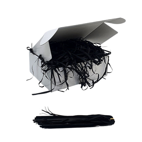 Umplutură din hârtie de mătase neagră expusă într-o cutie cadou albă