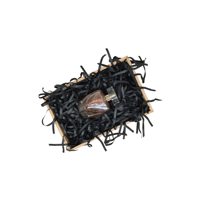 Umplutură din hârtie de mătase neagra prezentata într-o cutie cadou natur