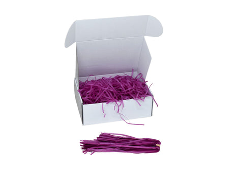 Umplutură din hârtie de mătase prună expusă într-o cutie cadou albă