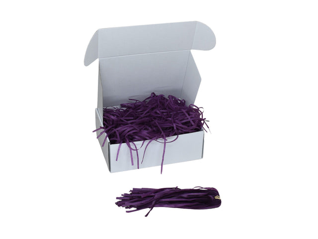 Umplutură din hârtie de mătase violet expusă într-o cutie cadou albă
